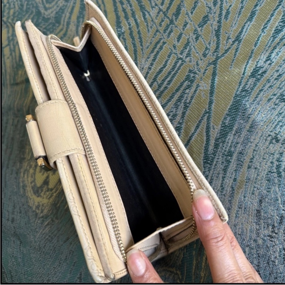 Gucci D Ring Abbey Cream Clutch Monogram Bifold Wallet with Gold Hardware - Picture 7 of 10